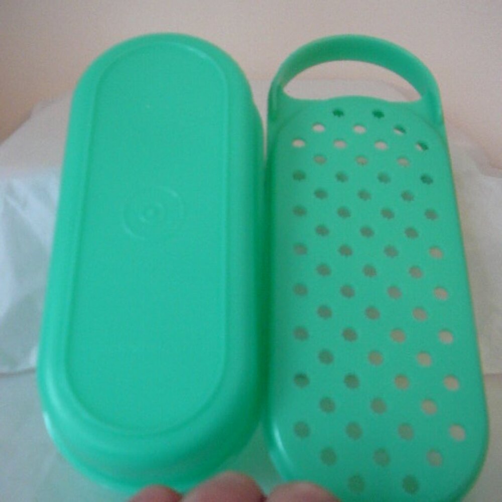 Vintage Tupperware Green Jadeite 2 Pc Cheese Grater Shredder #1375-15 Great Cond - Picture 2 of 4